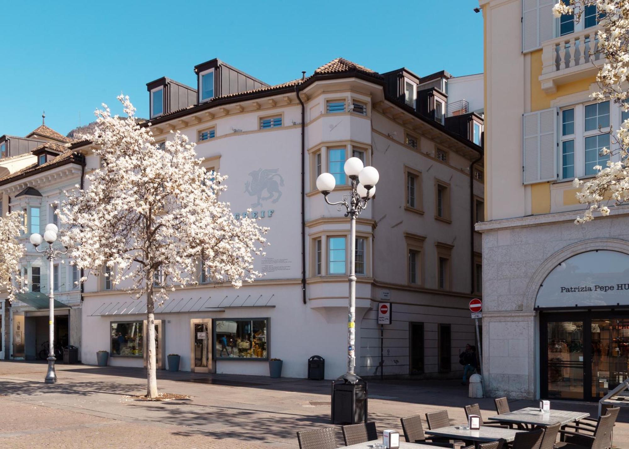 Hotel Greif, A Member Of Design Hotels Bolzano Bagian luar foto